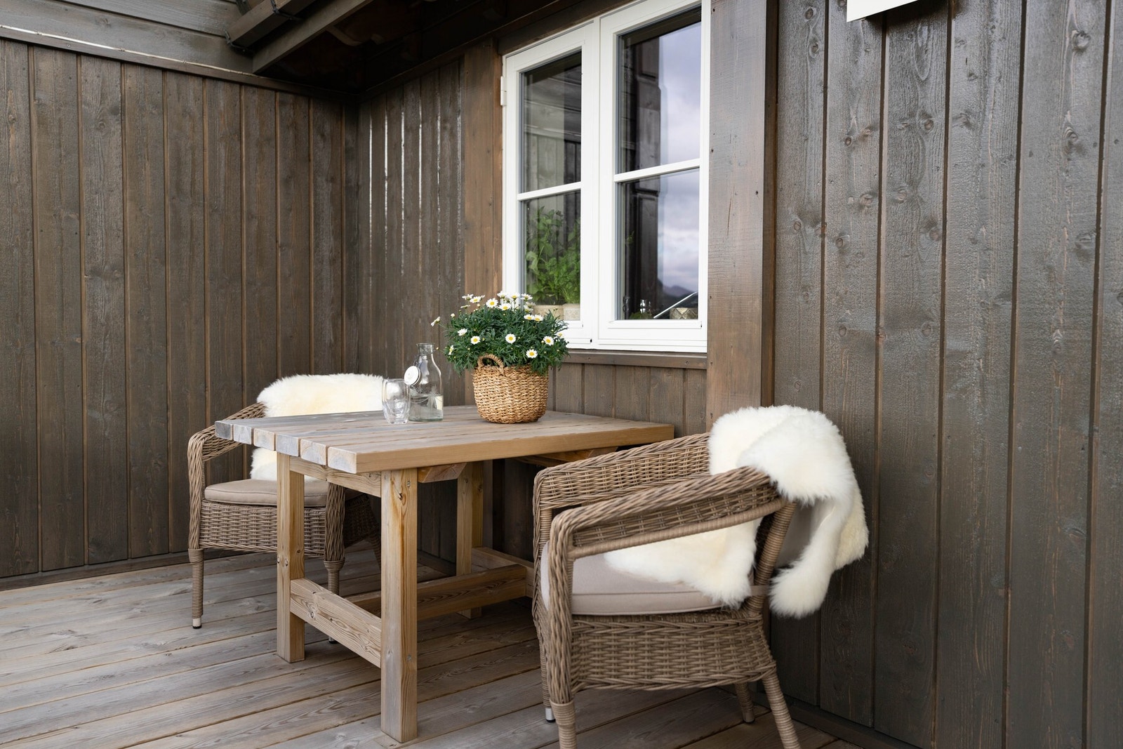 Ved inngangspartiet er det en liten terrasse hvor man kan nyte flotte solnedganger Galleribilde