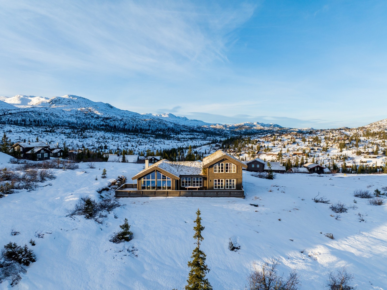 Eiendommen ligger litt for seg selv med grense til friluftsområde og oppkjørte skiløyper i bakkant. Galleribilde