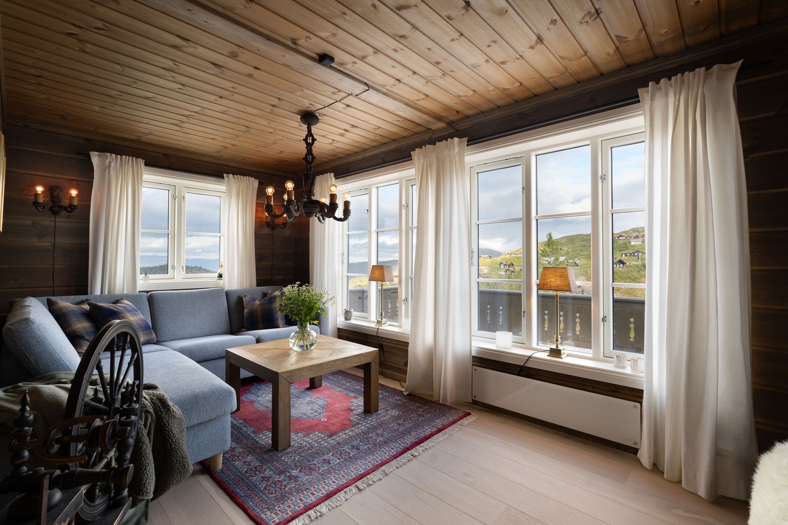 TV-stuen har samme panel på veggene som i hovedstue/kjøkken. Galleribilde