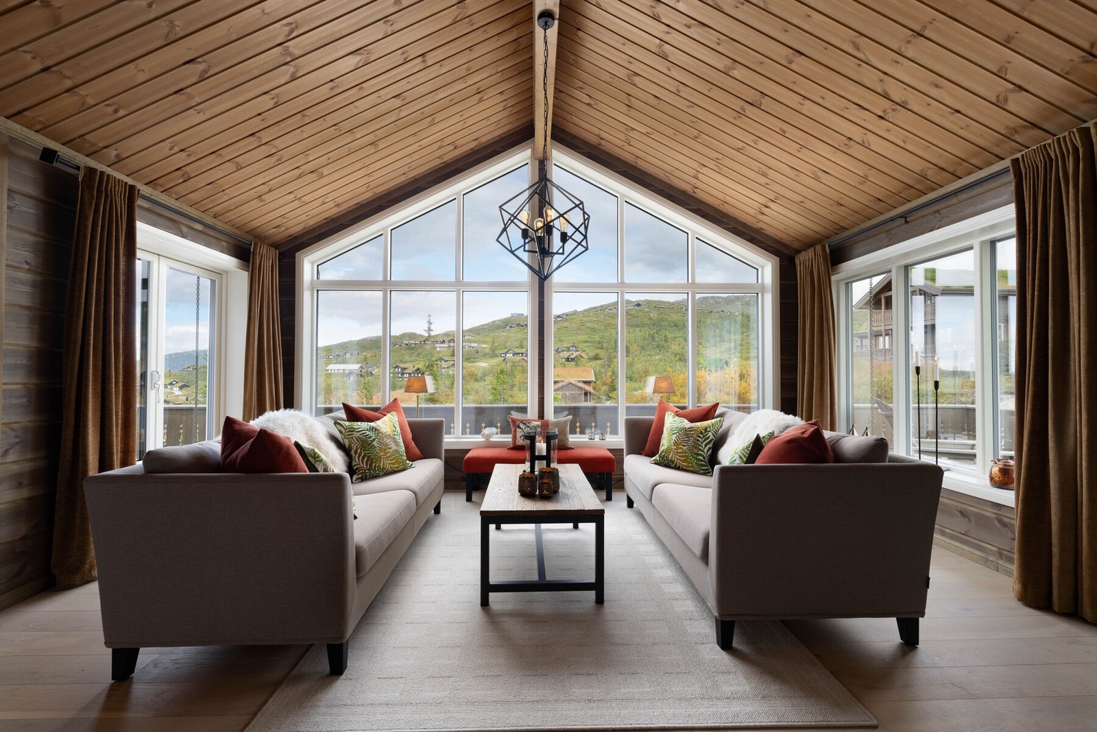Stue med fantastisk takhøyde og store vindusflater som strekker seg fra gulv til tak. Vinduene på sidene gjør at man får en fantastisk 180 graders utsikt fra stuen. Galleribilde