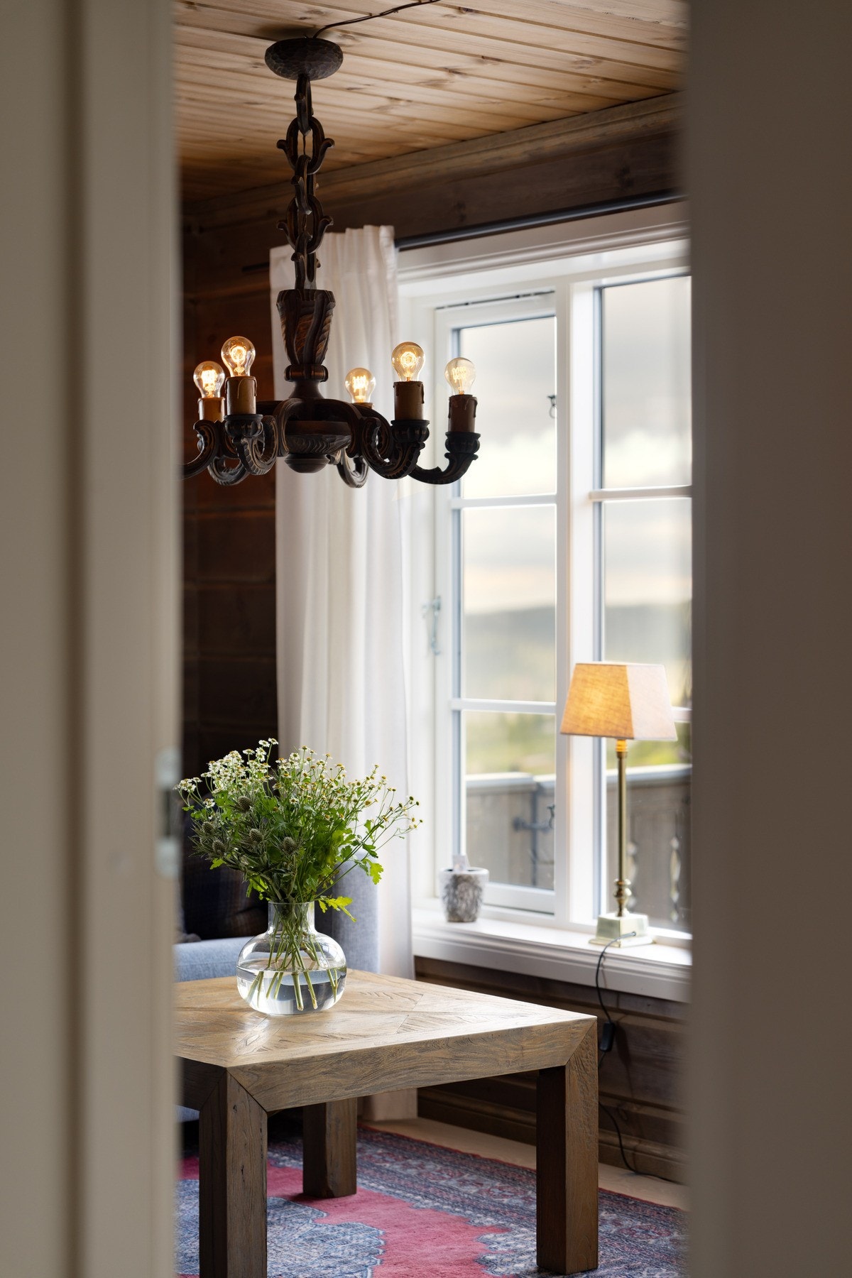 Videre inn i hytta kommer du til den lune TV-stuen. Galleribilde