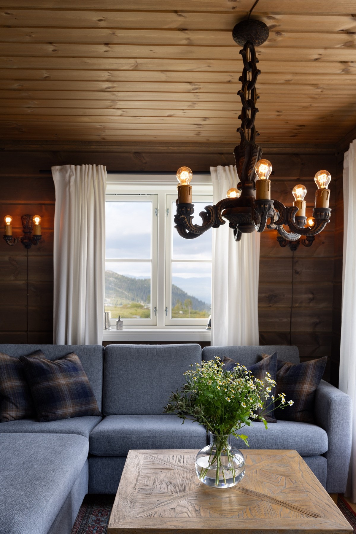 Fra TV-stuen kan man se rett ned til alpinanlegget. Galleribilde