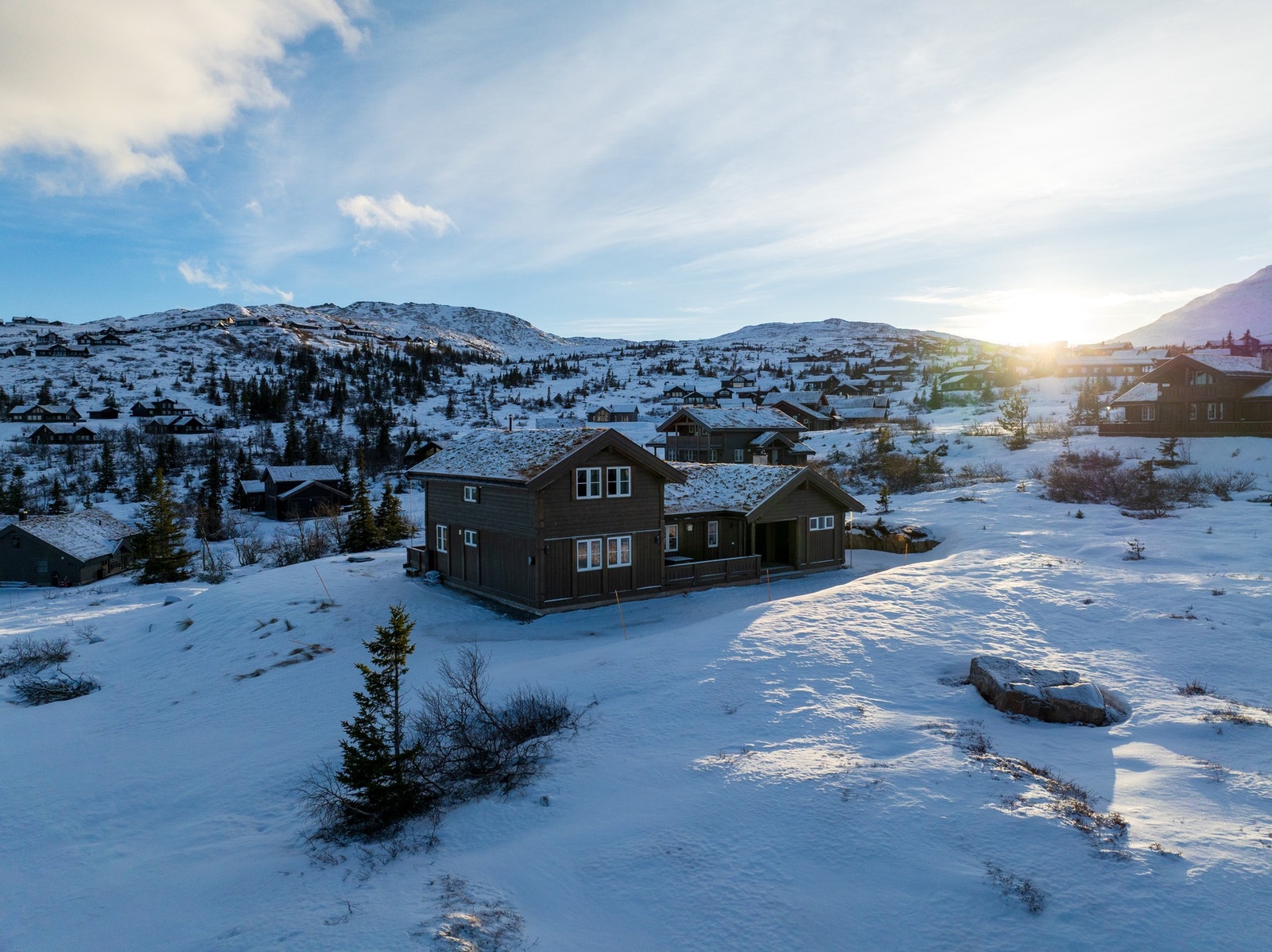 Det er montert elbillader på ytterveggen. Galleribilde