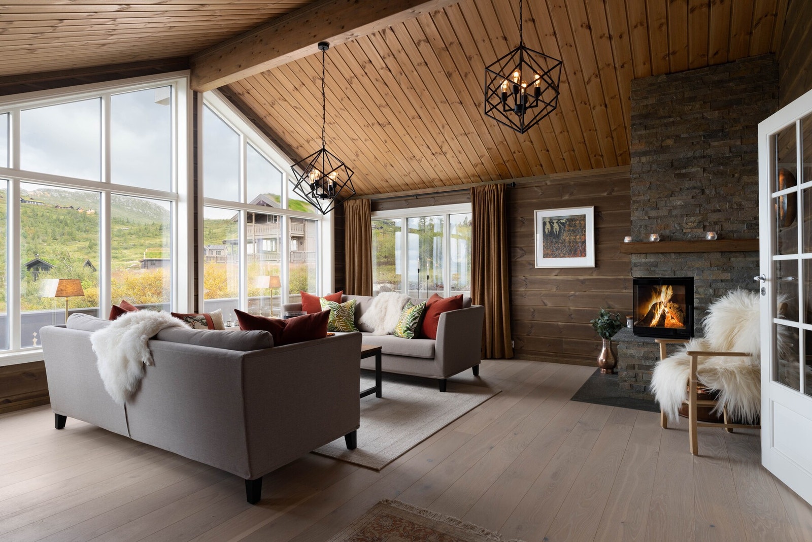 Gulvet er belagt med tregulv fra Boen med termostatstyrte varmekabler, og veggene er kledd med liggende østerdalspanel i fargen mellombrun drivved, raustet himling i fargen drivved. Galleribilde