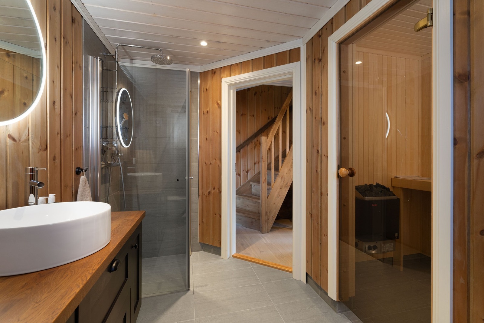 Badet har direkte adkomst til badstue via sotet glassdør. Galleribilde