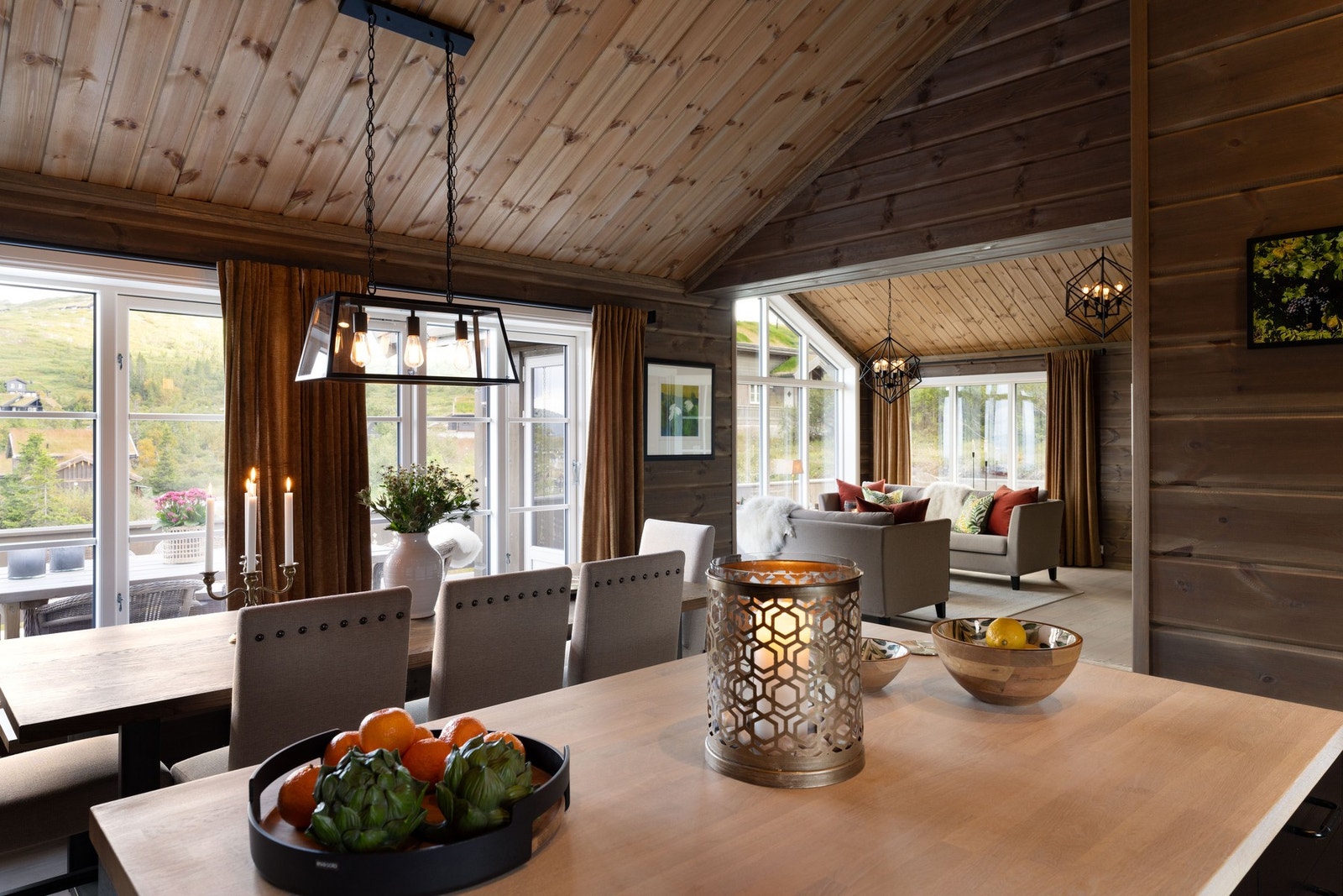 På kjøkkenet er det en god plass til stort spisestuebord, kjøkkenet er i en åpen løsning mot stuen. Galleribilde