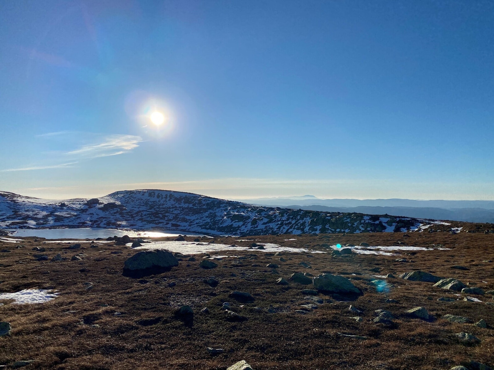 Bilde på vei opp til Høgevarde. På andre siden av Høgvardtjern ser man de to turisthyttene. Galleribilde