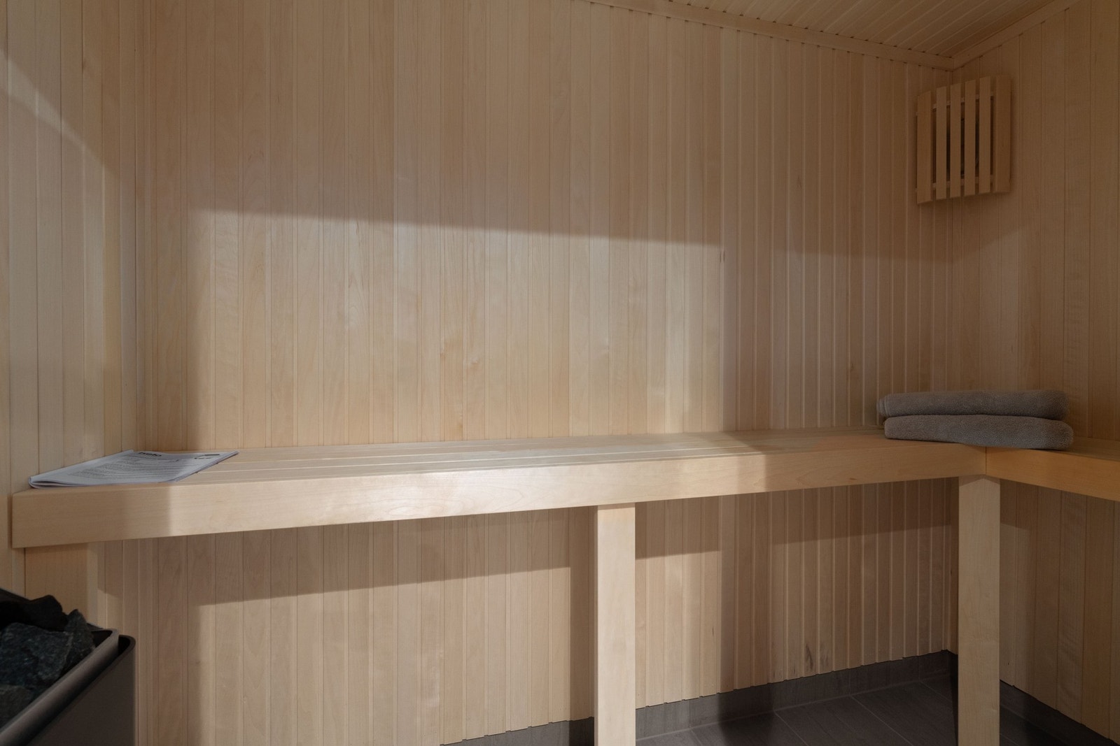 Badstuen har elektrisk badstuovn og sittebenker i tre. Galleribilde