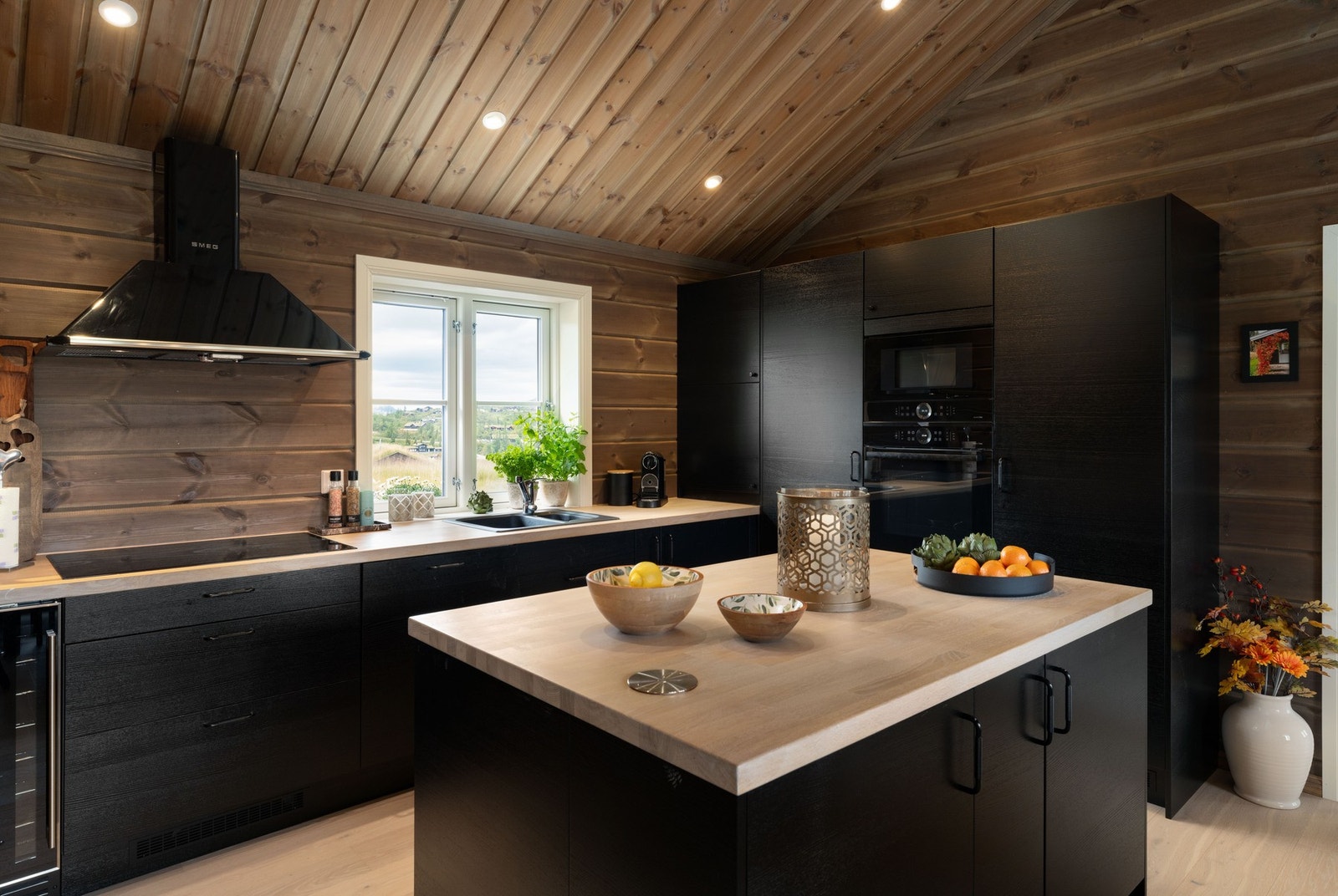 Kjøkkeninnredningen består av benkeskap, høyskap og praktisk kjøkkenøy med god benkeplass. Benkeplater i heltre med nedfelt sort oppvaskkum i granitt. Galleribilde