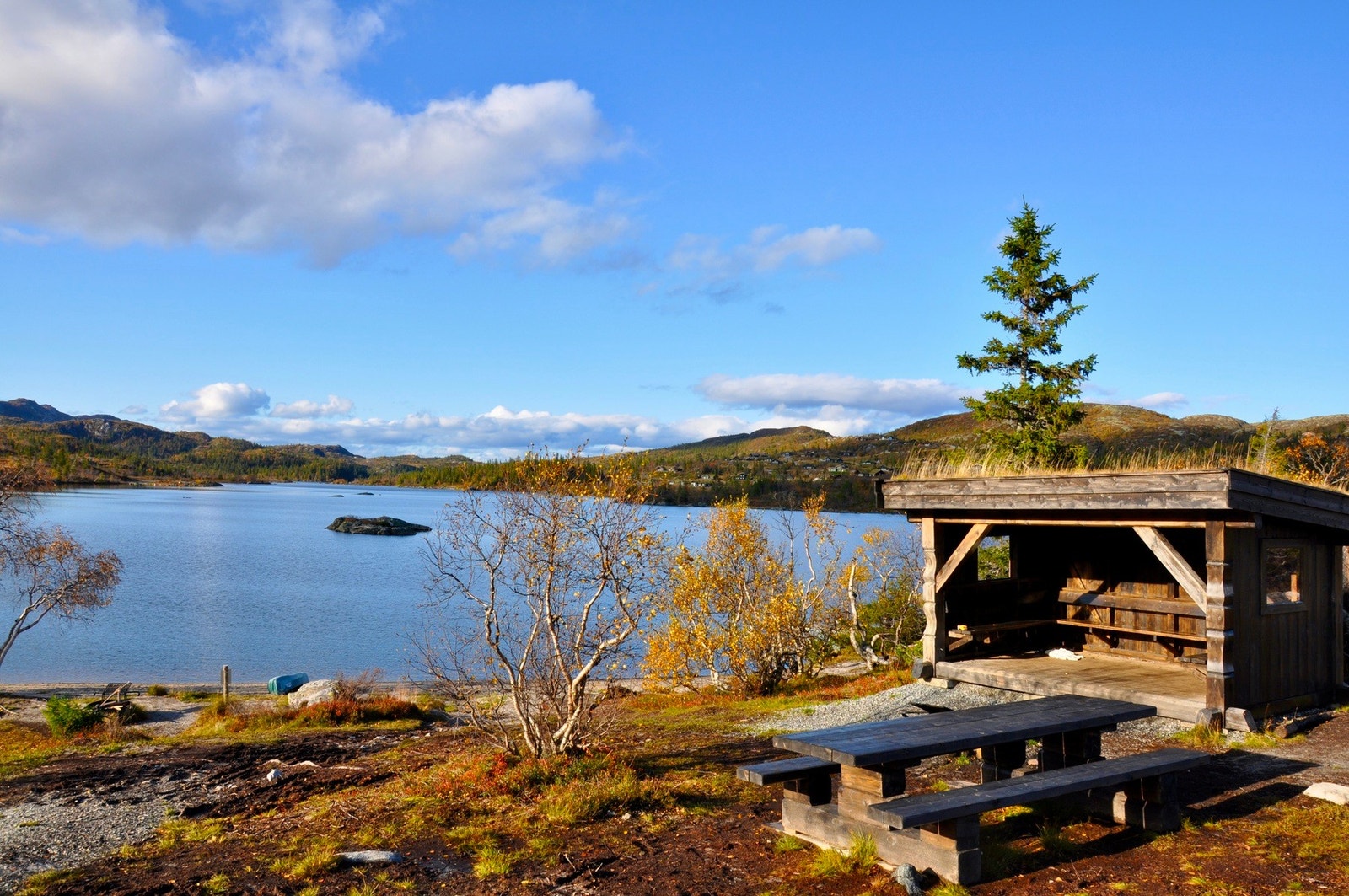 Ved den største innsjøen; Fyrisjø er det tilrettelagt med gapahuk, sitteplasser og sandstrand. Galleribilde