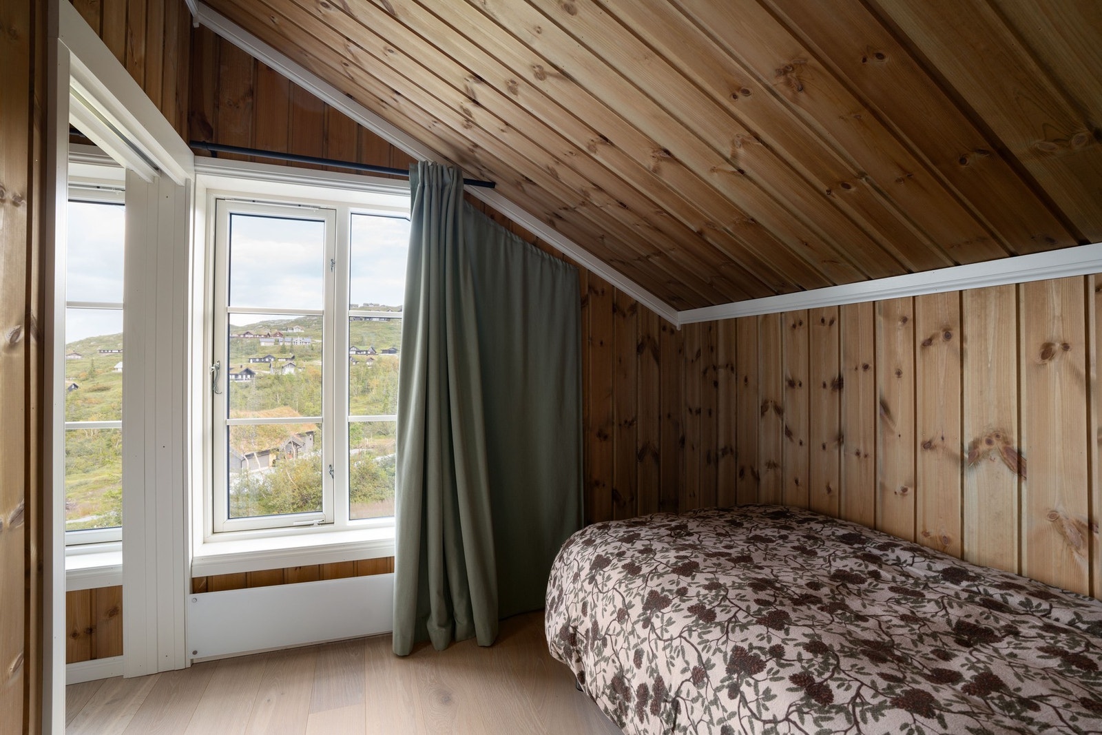 Soverom 4 og 5 er avdelt med en skyvedør Galleribilde