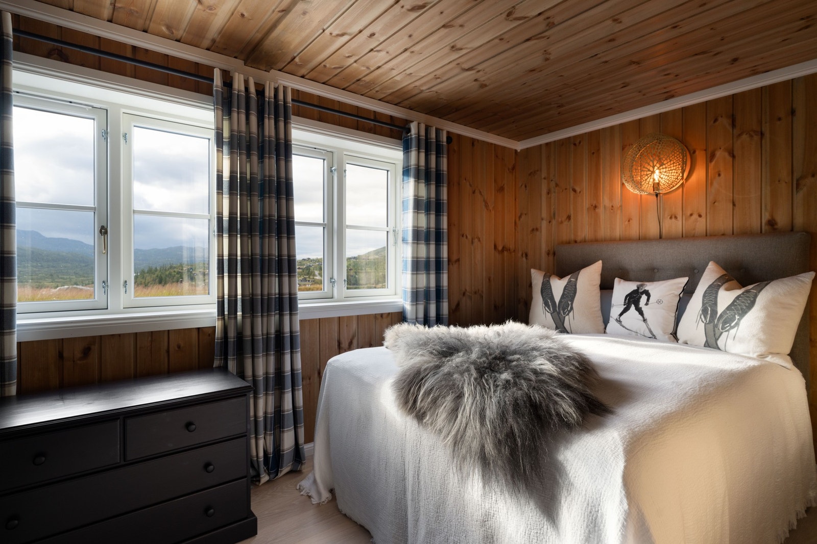 Hovedhytta har 1 soverom i første etasje og hele fire soverom i 2. etasje. Galleribilde