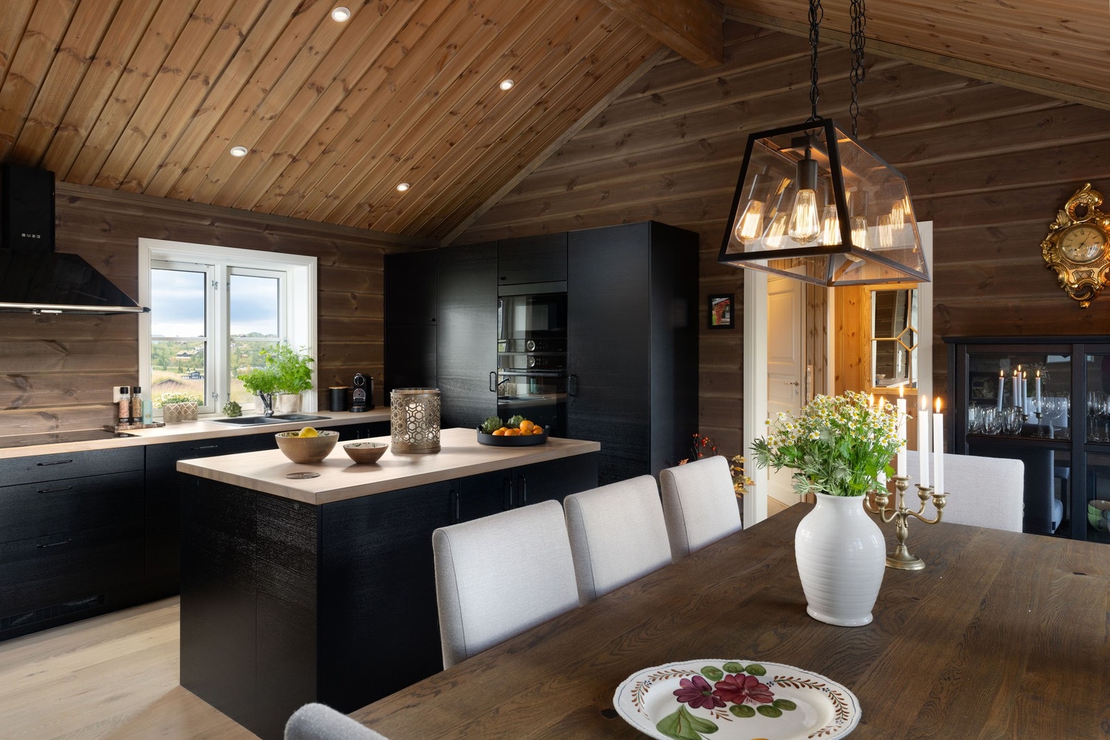 Kjøkkeninnredning i dempet sort fra Epoc med integrerte hvitevarer som; Kjøleskap, stekeovn, mikrobølgeovn, oppvaskmaskin, induksjonstopp og ventilator med avtrekk ut. Galleribilde