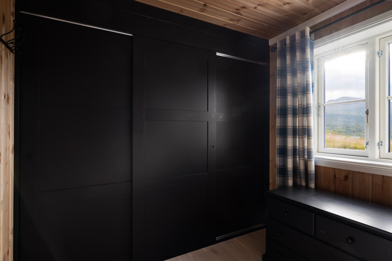 Hovedsoverommet er av god størrelse med skyvedørsgarderobe i dempet sort fra Artex. Galleribilde