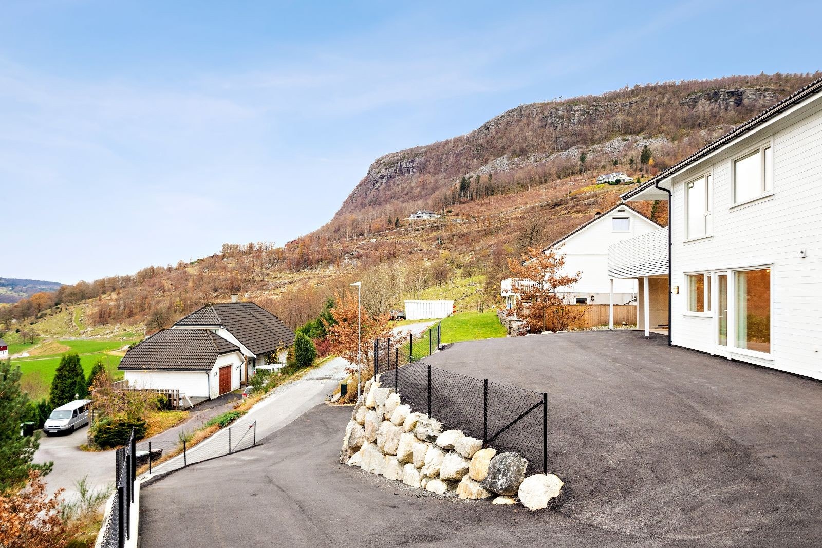 Velkommen til Lynghaugvegen 74A, og denne kjekke og moderne boligen! Galleribilde