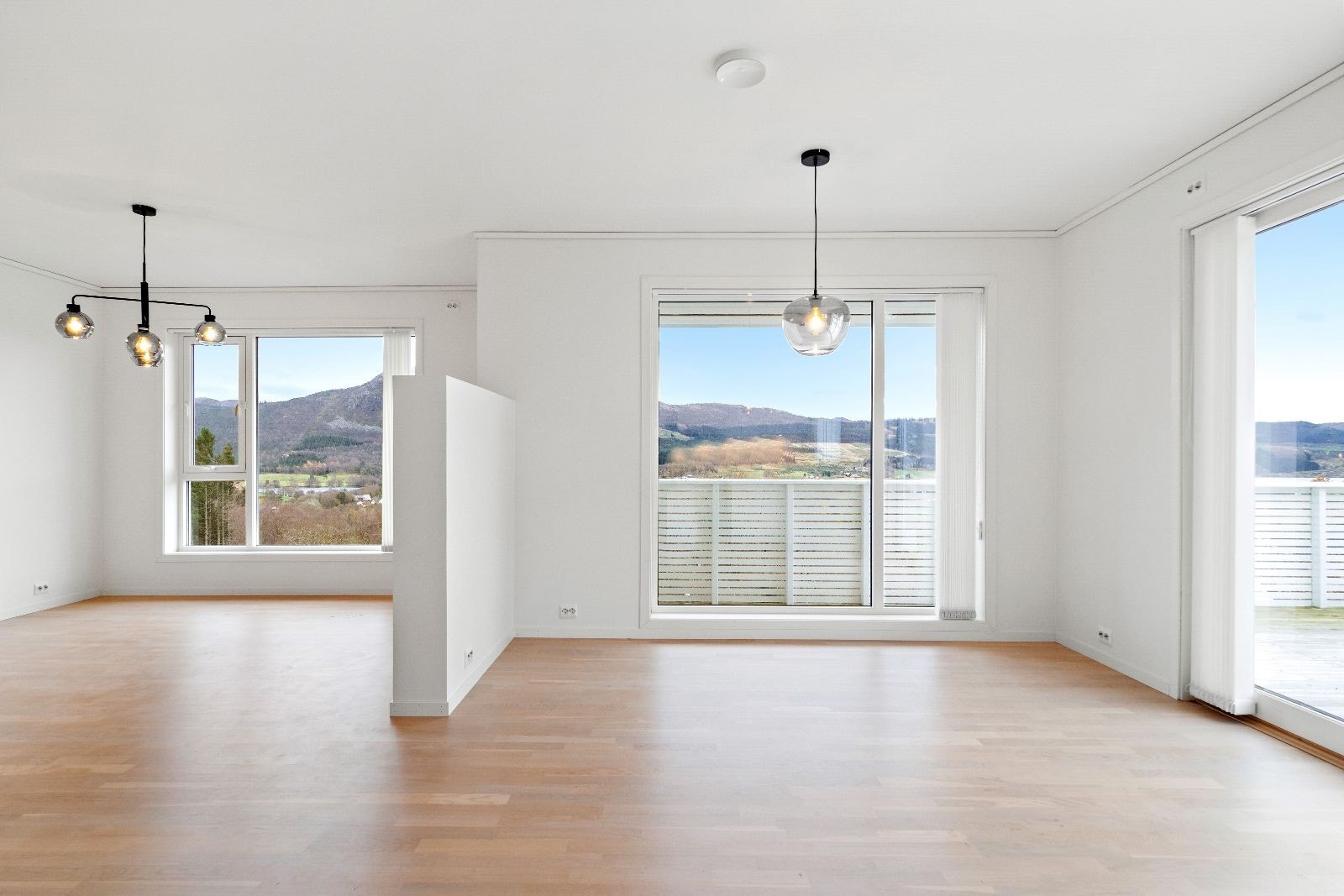 Lys stue med utgang til terrasse. Galleribilde