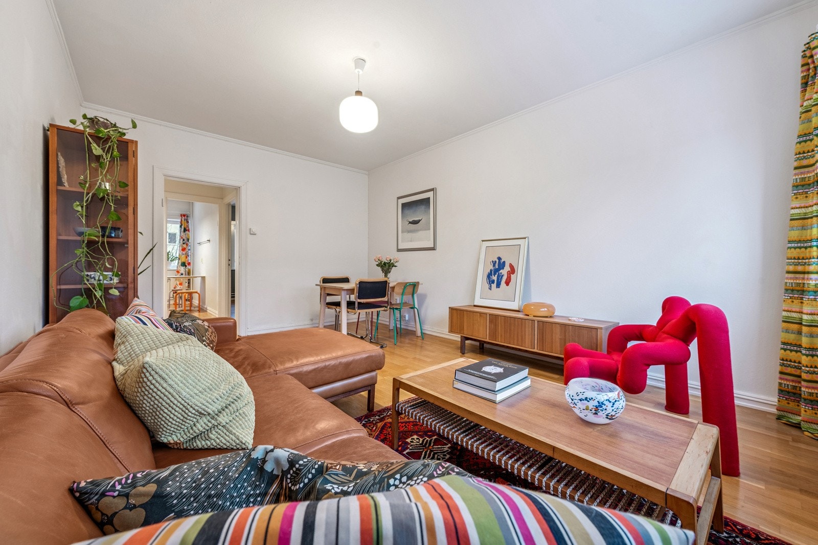 Stuen er meget romslig med god plass til både sittegruppe og spisebord. Galleribilde