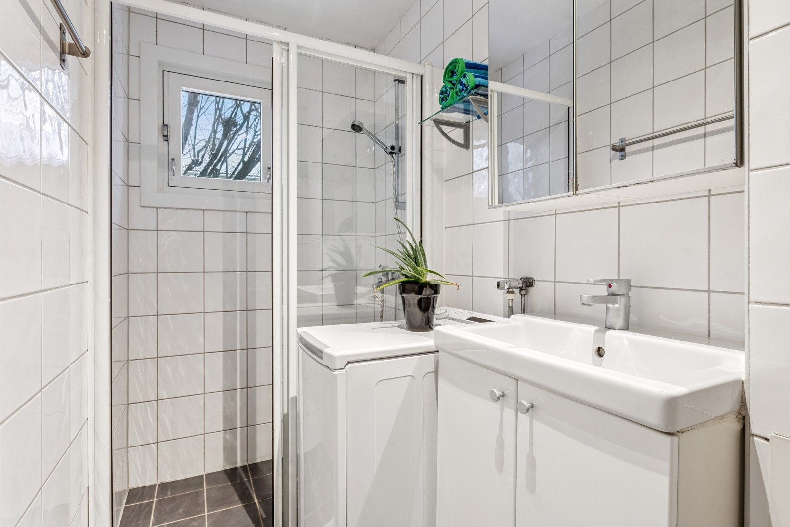 Det er opplegg for vaskemaskin på badet. Vaskemaskinen medfølger. Galleribilde