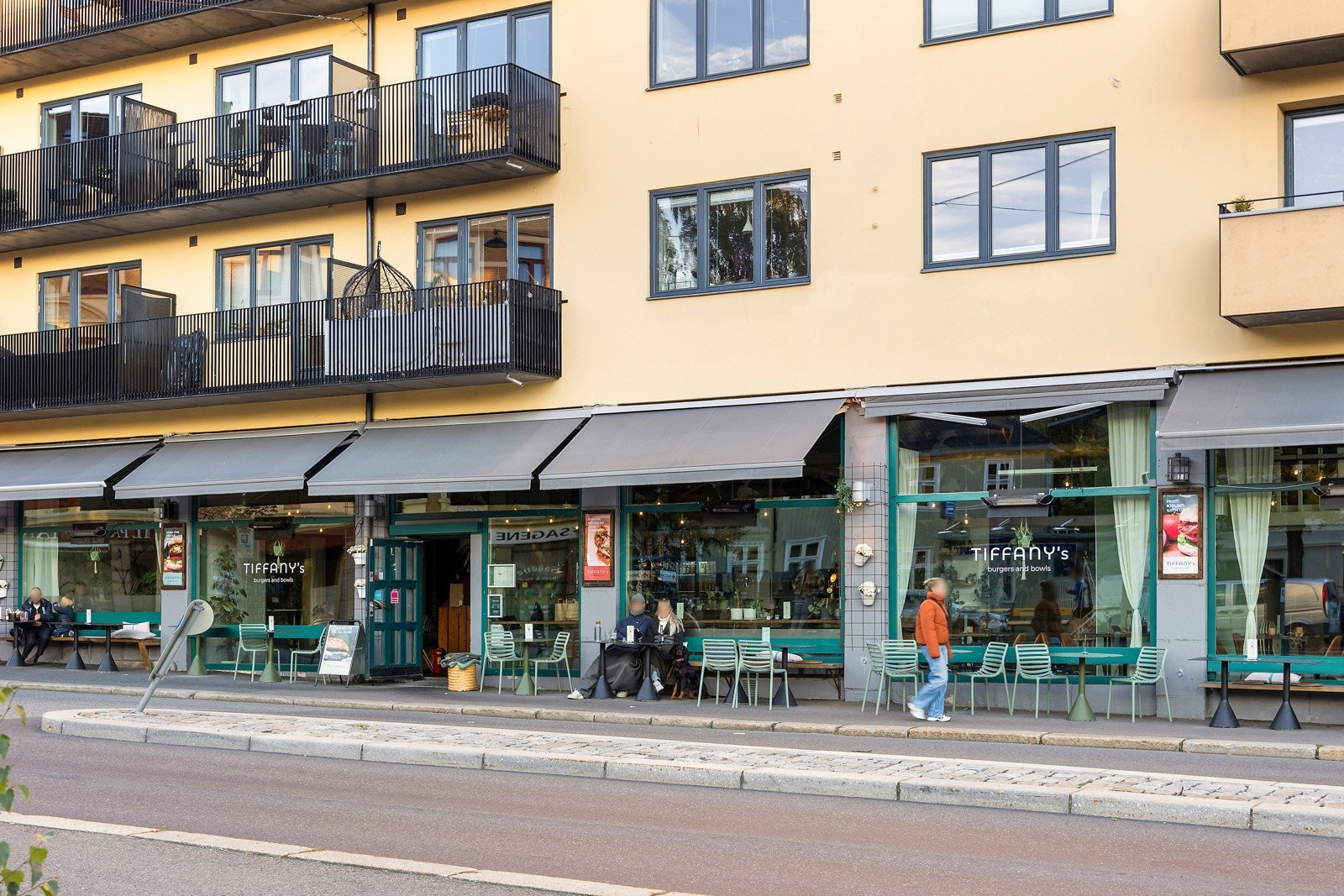 Fra leiligheten har du kort vei til et stort utvalg av hyggelige kafeer, butikker, restauranter mm. Galleribilde