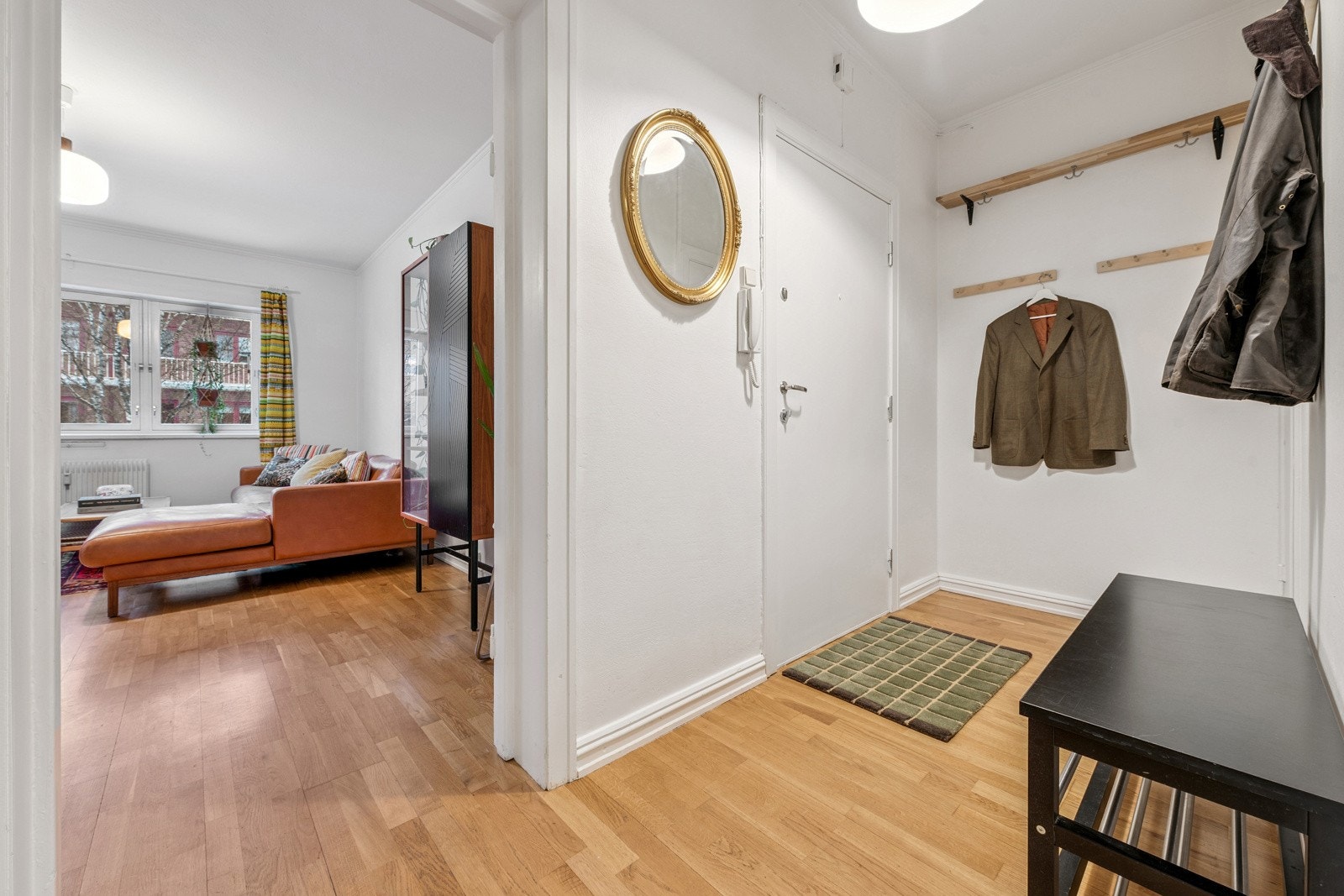 Lys og innbydende entré. Her er det plass til å sette fra seg sko og henge fra seg yttertøy. Galleribilde