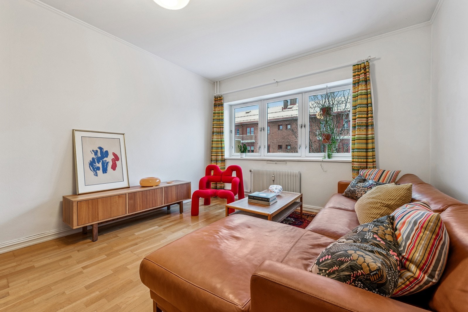 De store vindusflatene slipper inn rikelig med lys, og skaper en hyggelig stemning i stuen. Galleribilde