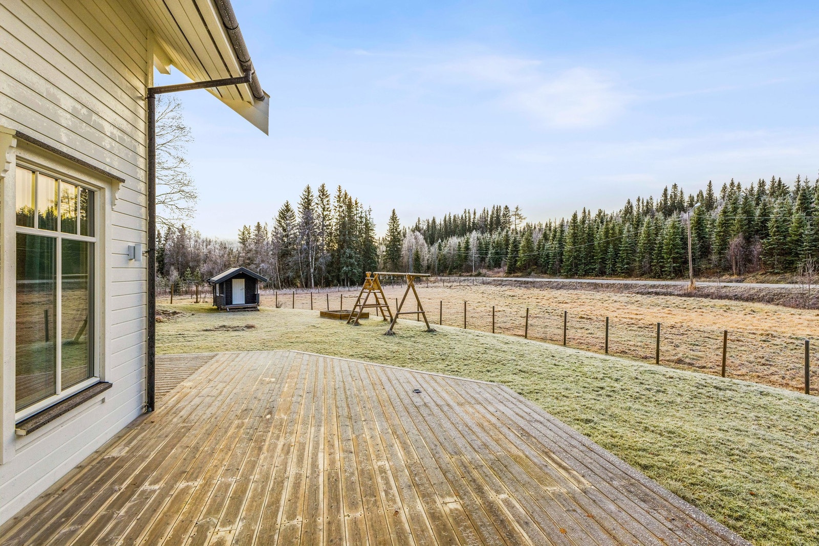 Innbydende markterrasse med god plass til utemøbler og lett adkomst til hagearealet. Galleribilde