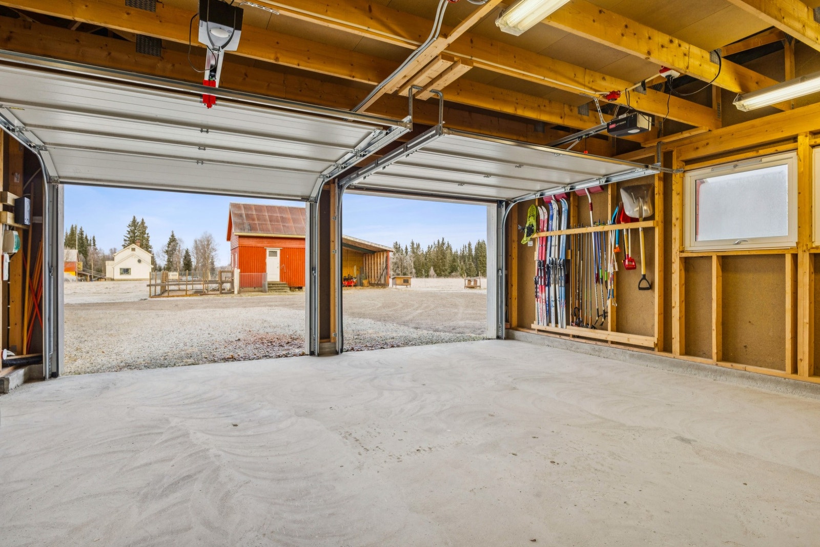 Det medfølger en stor dobbeltgarasje, og det ble montert el-bil lader i 2025. Galleribilde