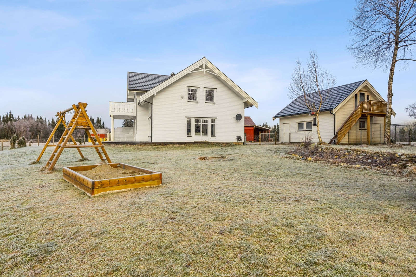 Du får med en velholdt hage med store flater og mulighet for å skape et uteområde mange bare kan drømme om. Galleribilde