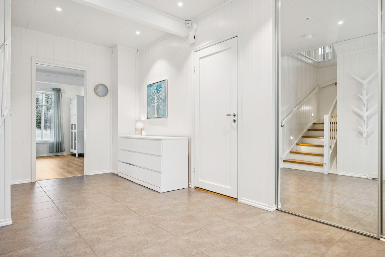 Entré med god plass til oppbevaring - en innbydende velkomst til hjemmet. Galleribilde