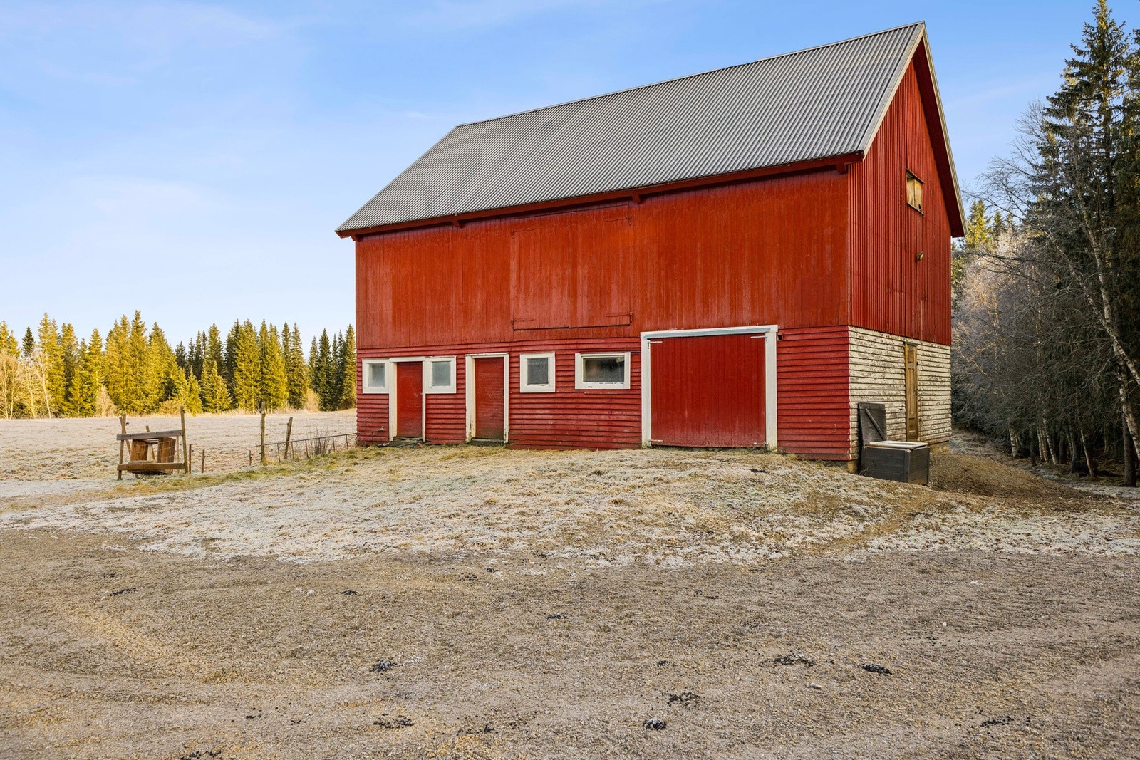 I 2021 ble det montert ny port inn fjøsrommet. Galleribilde