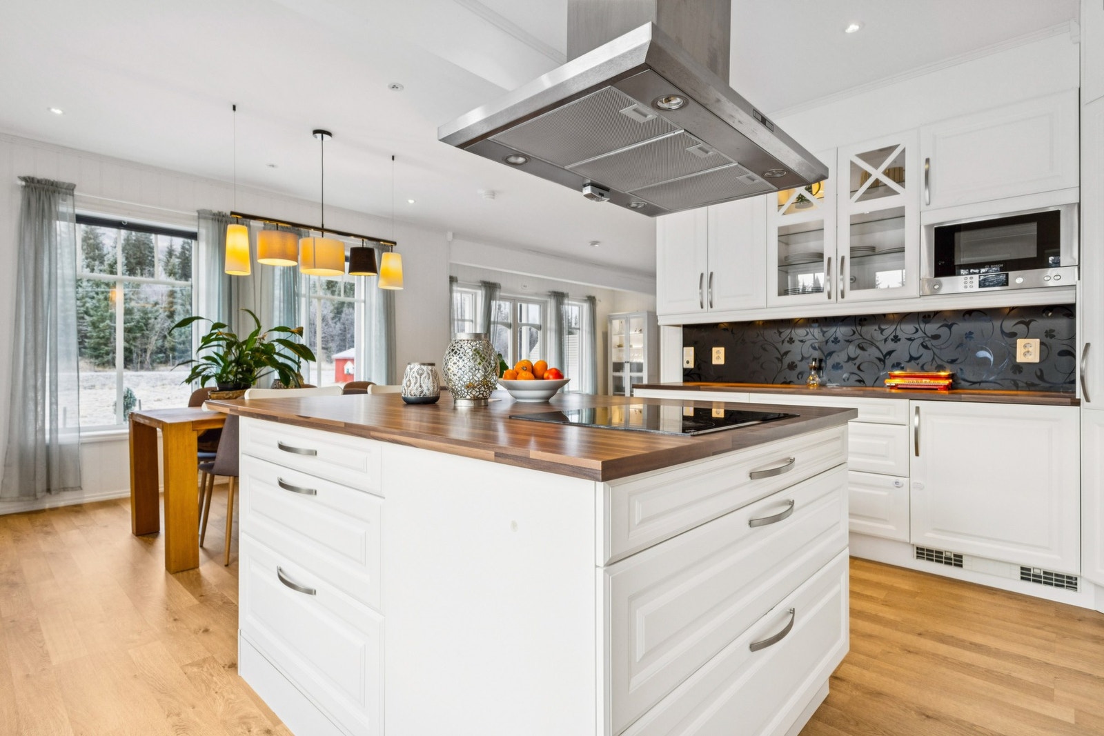 Åpent og luftig kjøkken med rene linjer og god skap/arbeidsplass. Galleribilde