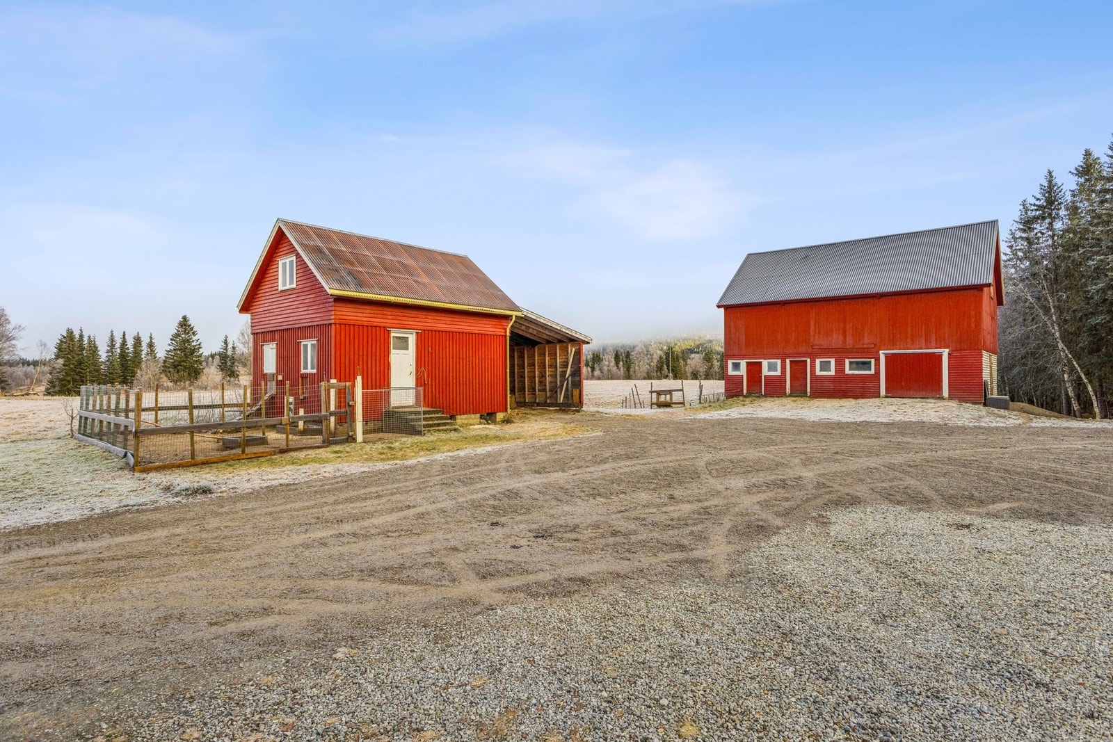 På tunet har man nostalgiske bygninger som uthus og driftsbygning/fjøs. Galleribilde