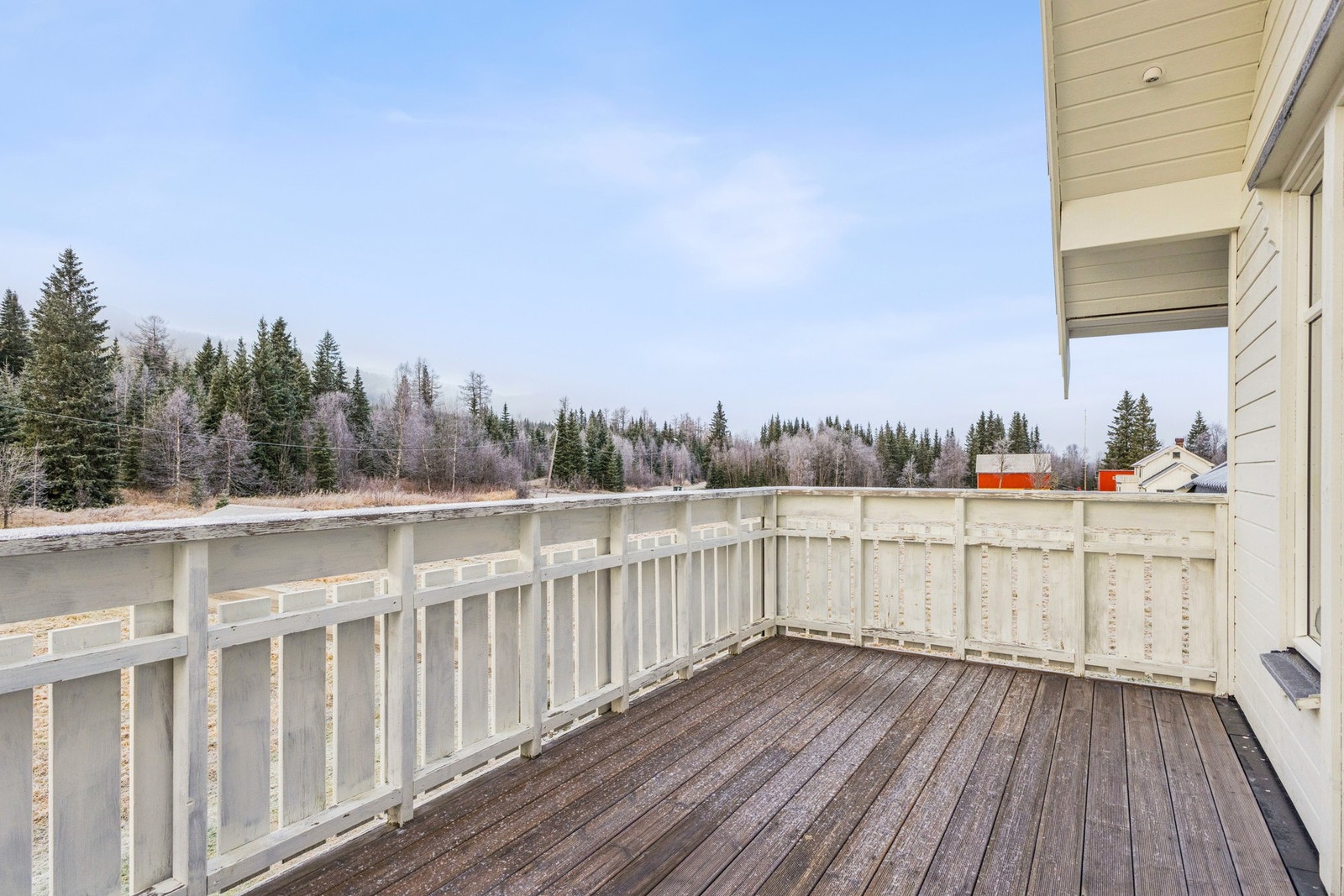 Balkong med gode solforhold - direkte fra loftstuen. Galleribilde