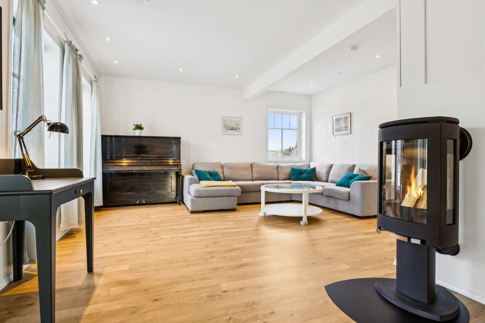 Huset har fleksible oppvarmingsløsninger, som vedfyring montert på stue og luft-til-vann varmepumpe for vannbåren varme. Galleribilde