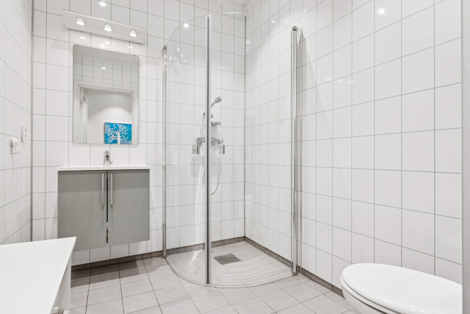 Bad 1. etasje med fin standard, adkomst fra entréen. Galleribilde