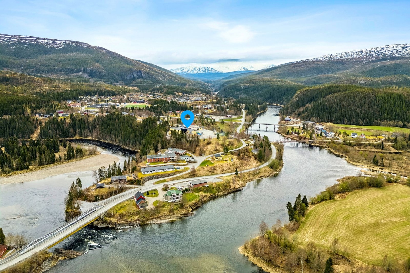 Her ser du skoleanlegget på Trofors markert i blå. Galleribilde