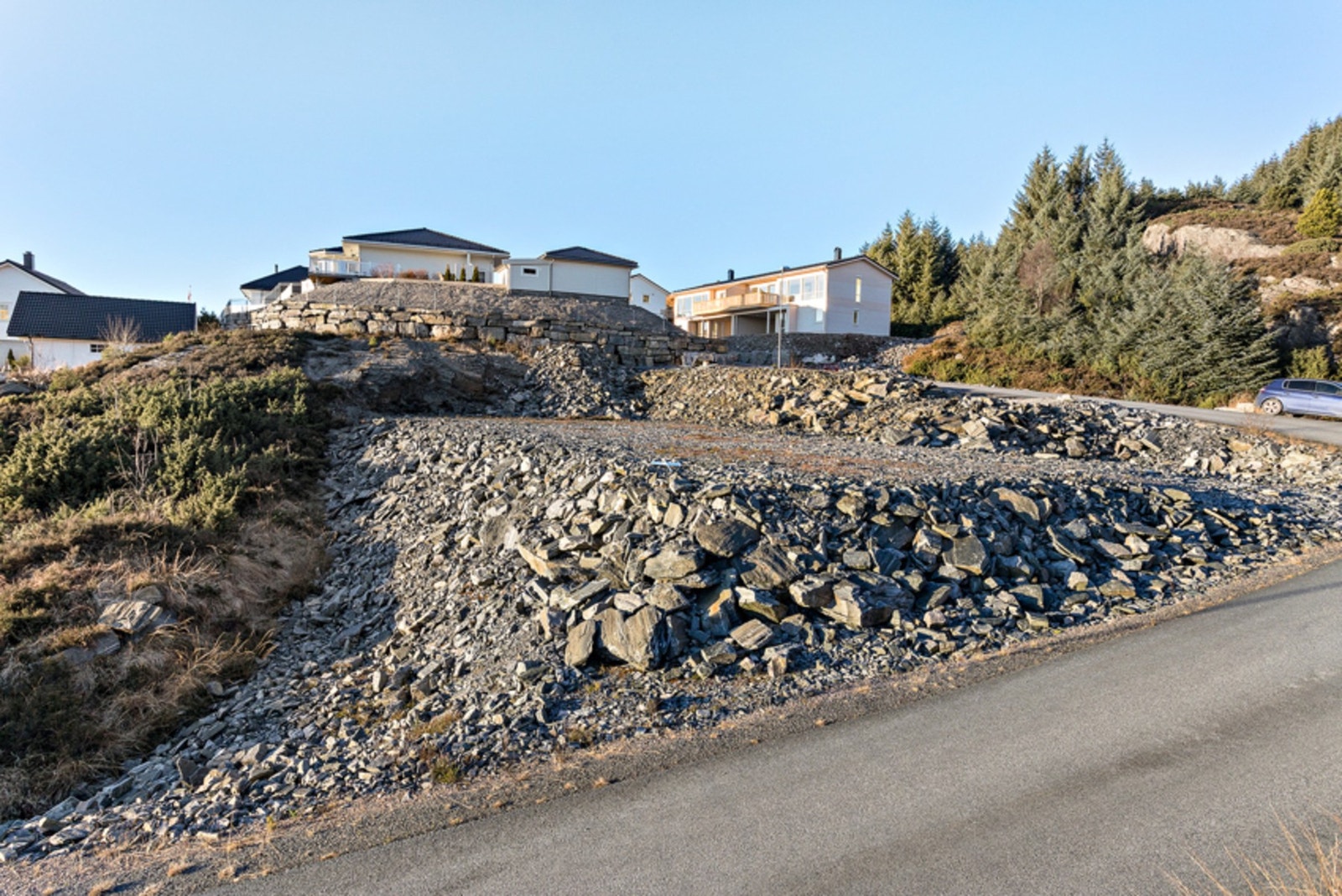 Hjørnetomten ligger i øvre del av feltet med gode solforhold. Galleribilde