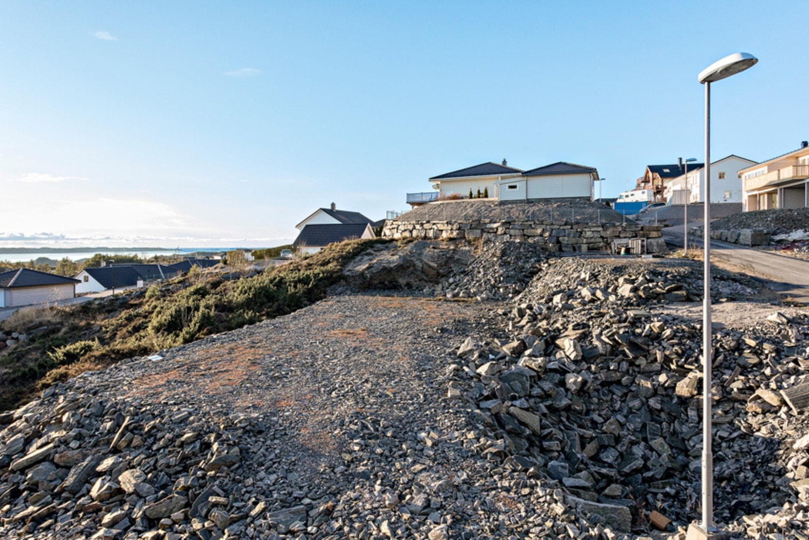 Kort vei til barnehage og skoler. Området kan ellers by på flotte turmuligheter enten på sti eller gangvei. Galleribilde