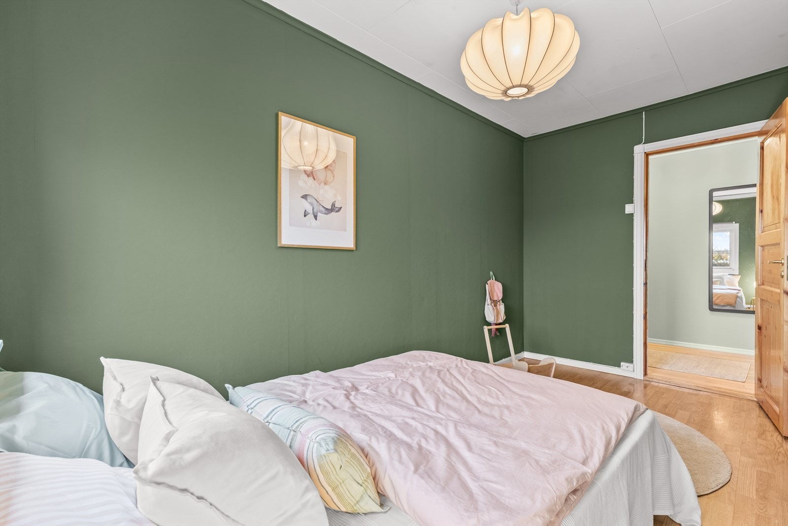 Her er det god plass til det man måtte ønske av møblement og garderobeløsninger. Galleribilde