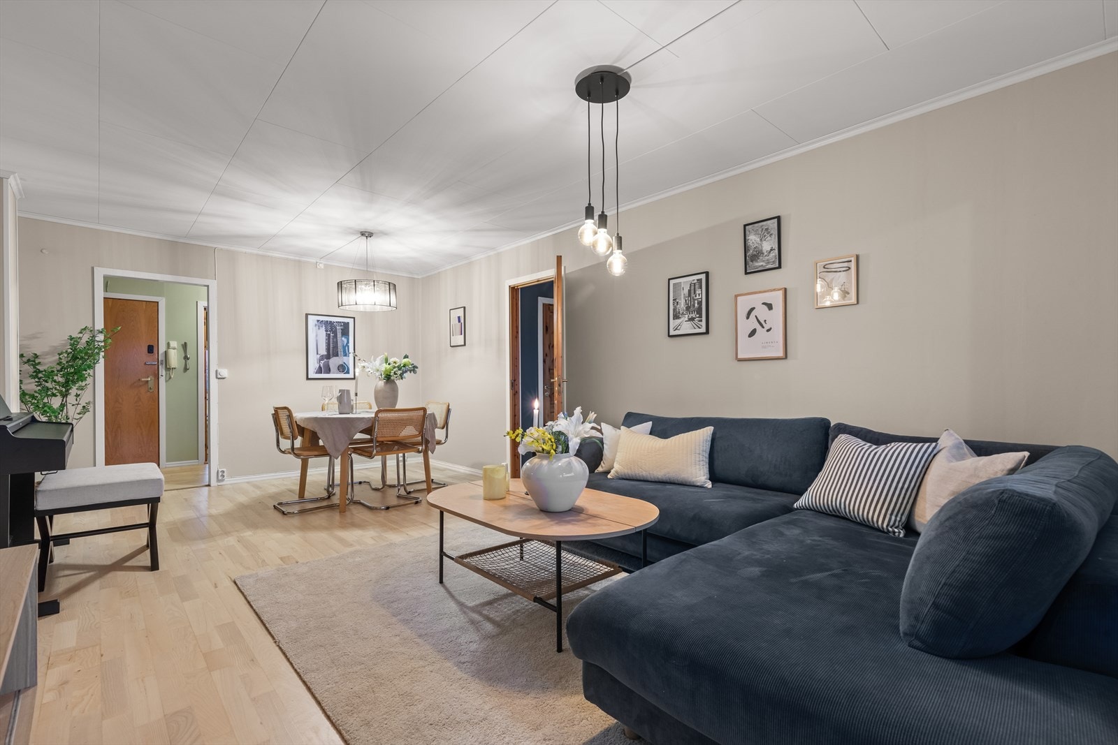 Stuen er romslig og fleksibel med meget god plass til sofakrok, spiseplass, hjemmekontor eller det du måtte ønske. Galleribilde