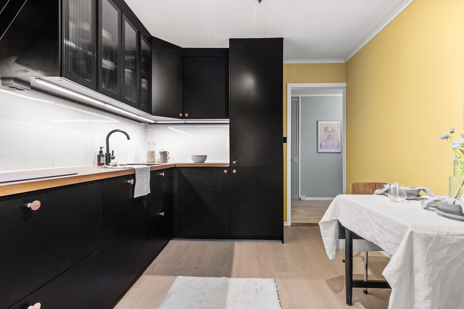 Her er det rikelig med oppbevaringsplass i både over- og underskap. Integrerte hvitevarer som oppvaskmaskin, komfyr, platetopp, kjøl/fryseskap og mikrobølgeovn medfølger handelen. Galleribilde