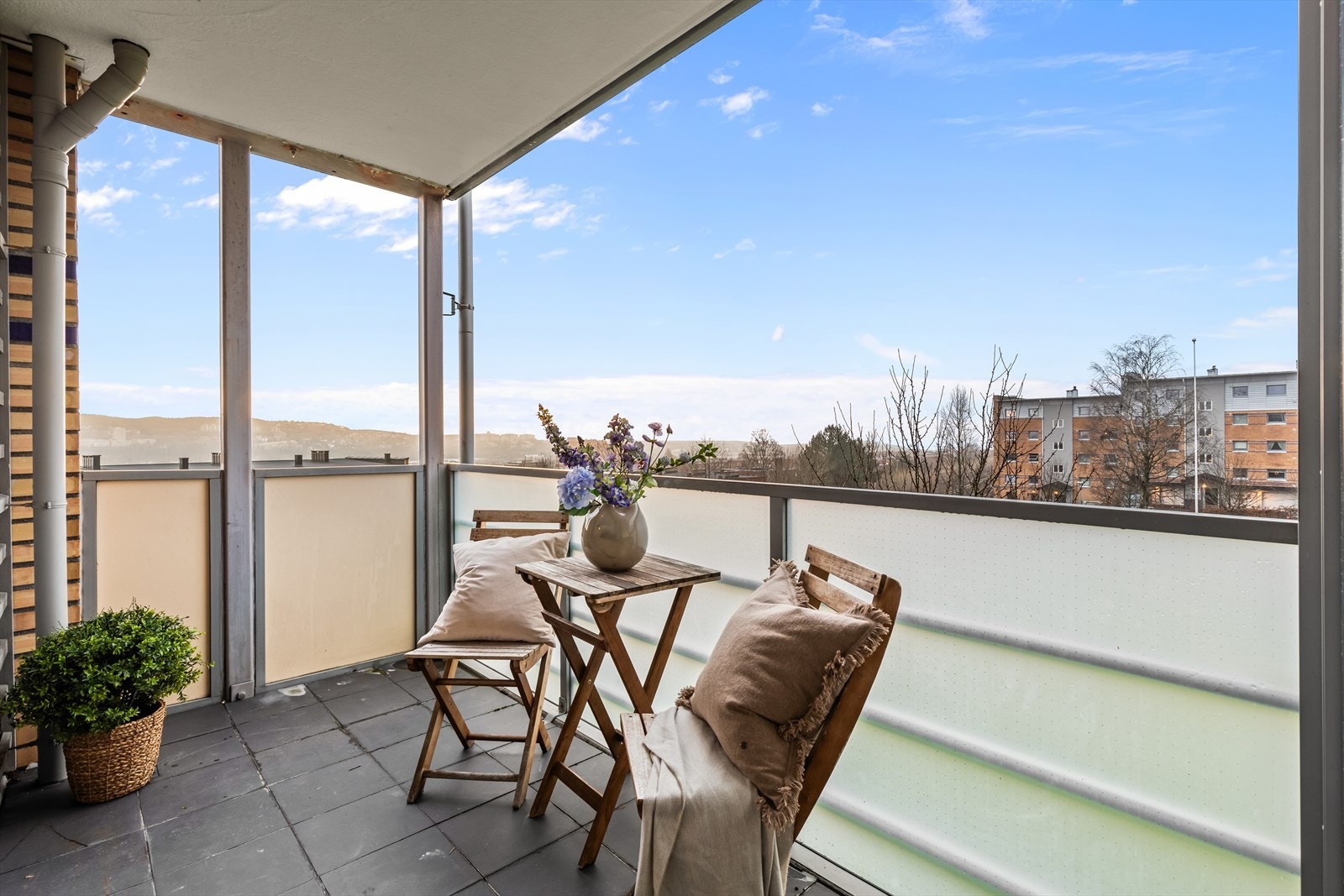 Balkongen er vendt mot sydvest og byr på gode solforhold og hyggelig utsikt over nedre del av Groruddalen. Galleribilde