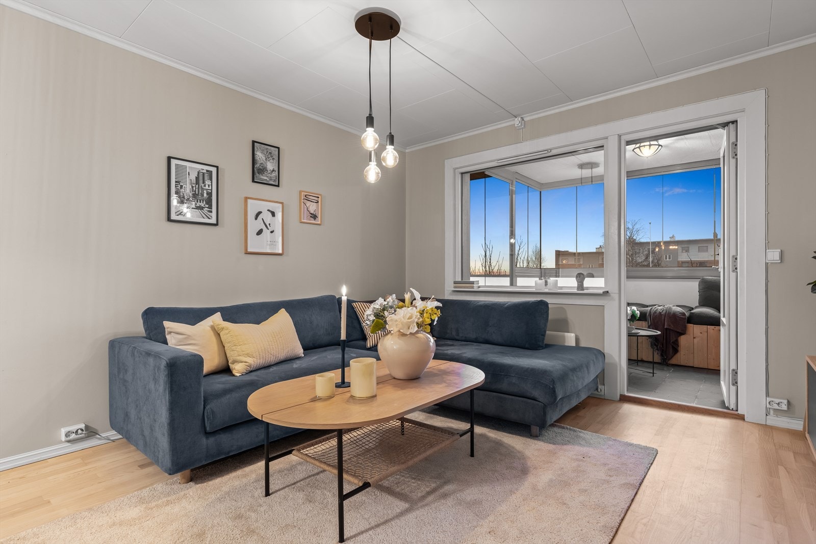 Fra stuen har du direkte adkomst til en solrik balkong, hvor du kan slå opp døren og virkelig ta innover deg den vakre utsikten. Galleribilde