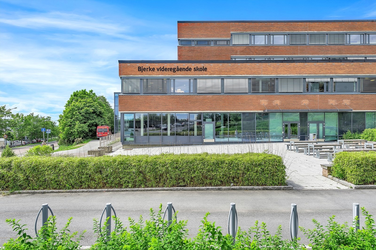 Bjerke videregående skole ligger kun få minutter unna boligen. Galleribilde