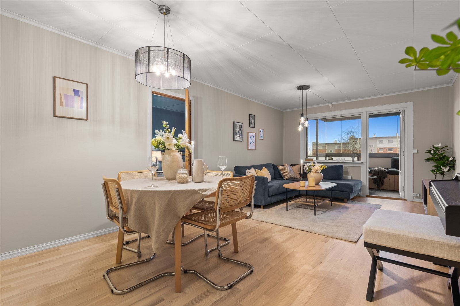 Mina Pettersen og John Herman Sunden v/Eiendomsmegler 1 har gleden av å presentere Veitvetstubben 4C - en gjennomgående 3-roms med flott utsikt i et attraktiv og barnevennlig område på Veitvet rett ved marka! Foto: Oh Shots Galleribilde