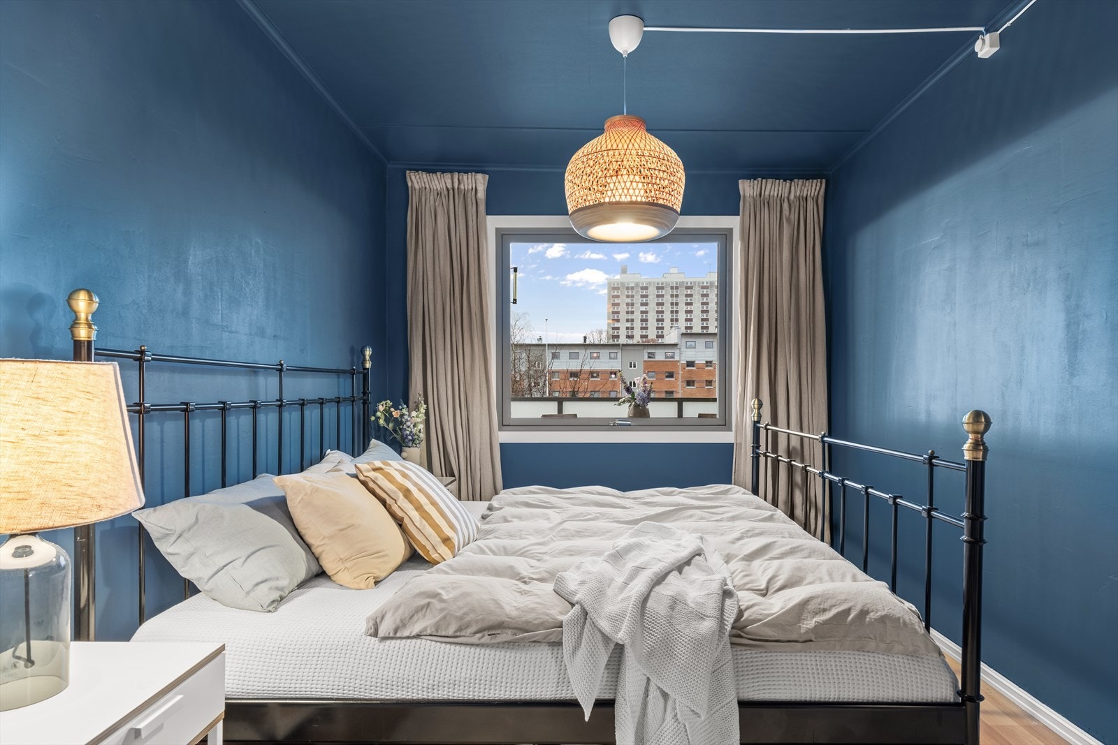 Rommet er malt i en delikate fargetoner som setter stemningen for rommet. Galleribilde