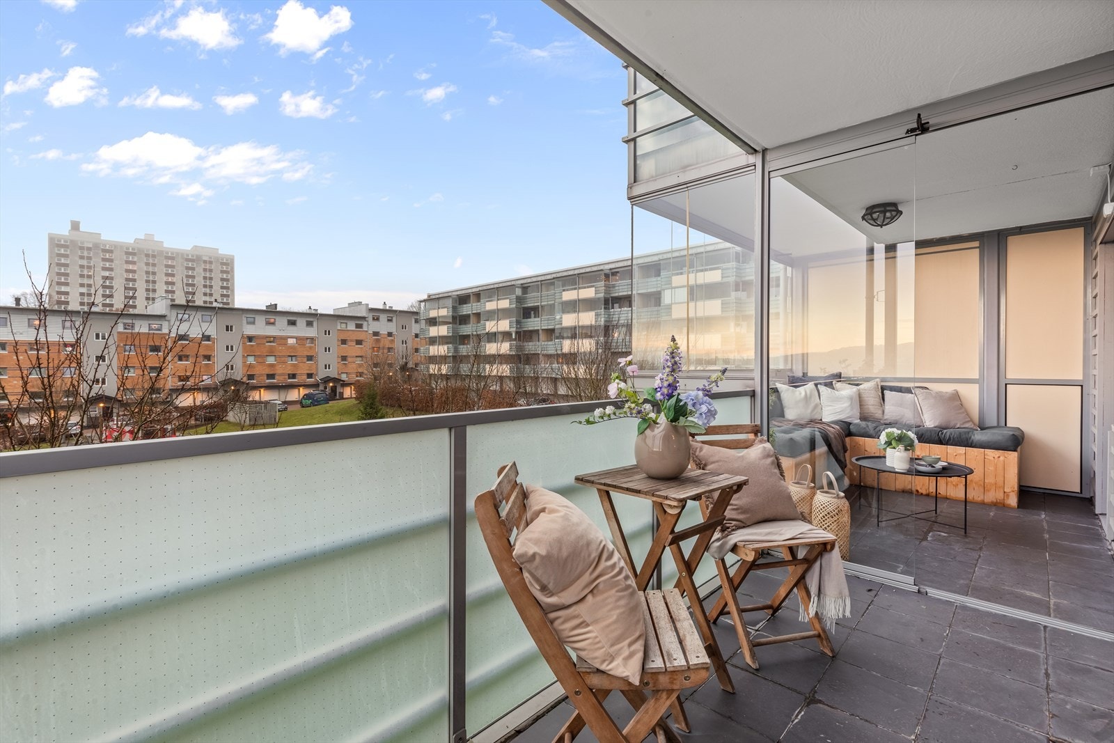 Borettslaget har store og grønne fellesområder som brukes av beboerne. Det er også etablert flere lekeplasser på området. Galleribilde