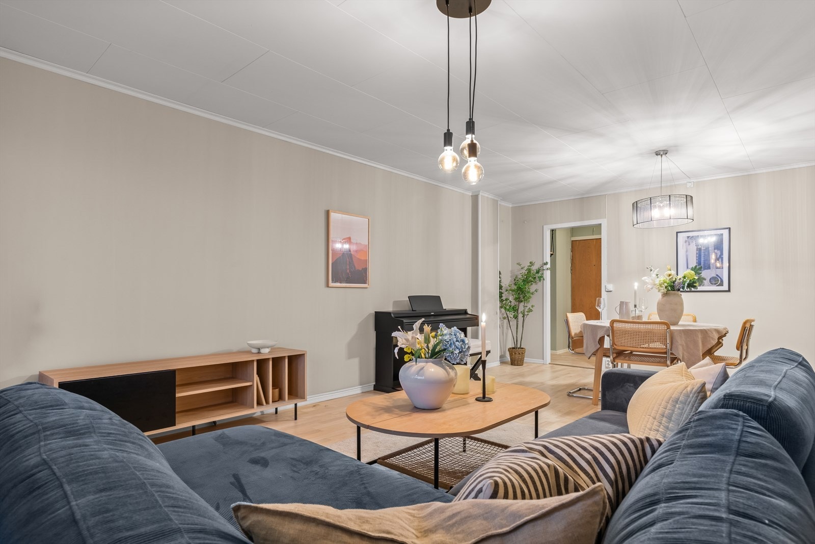 Boligen består blant annet av en solrik, delvis innglasset balkong med flott utsikt, 2 soverom, bad, separat kjøkken og stue med god plass til spisestue! Galleribilde