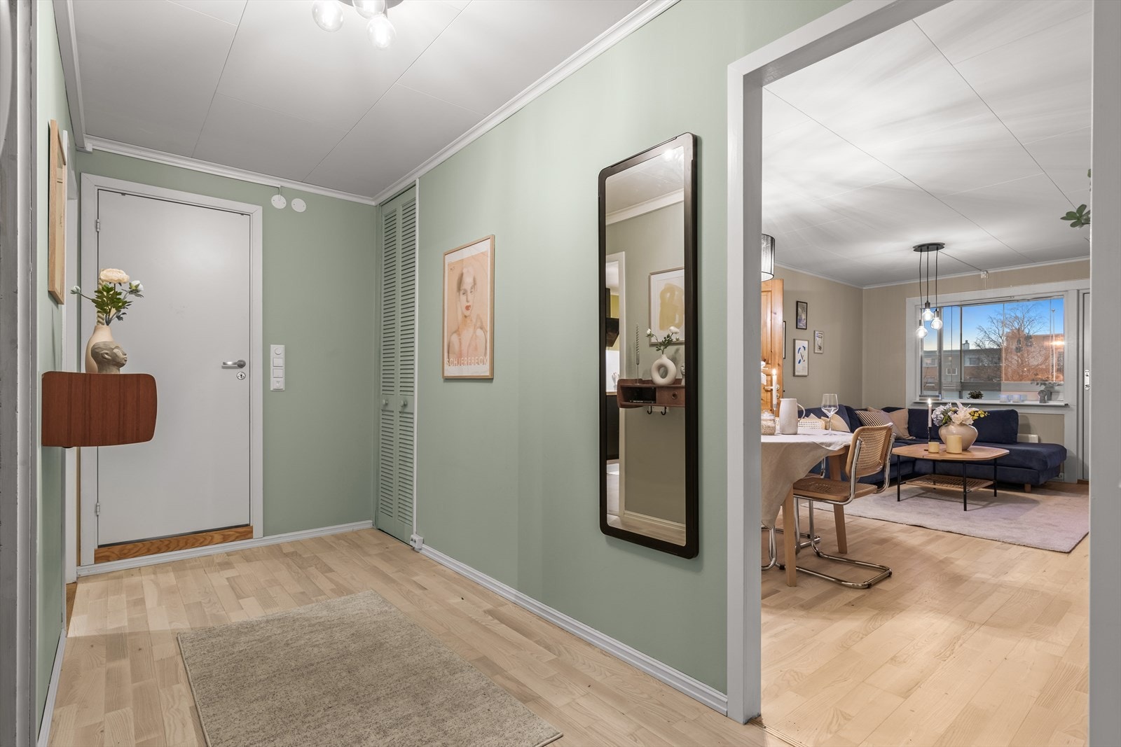 Hovedsoverommet er plassert i den andre enden av leiligheten. Via stuen og gangen kommer du til boligens andre soverom, noe som gir en god og privat romløsning. Galleribilde