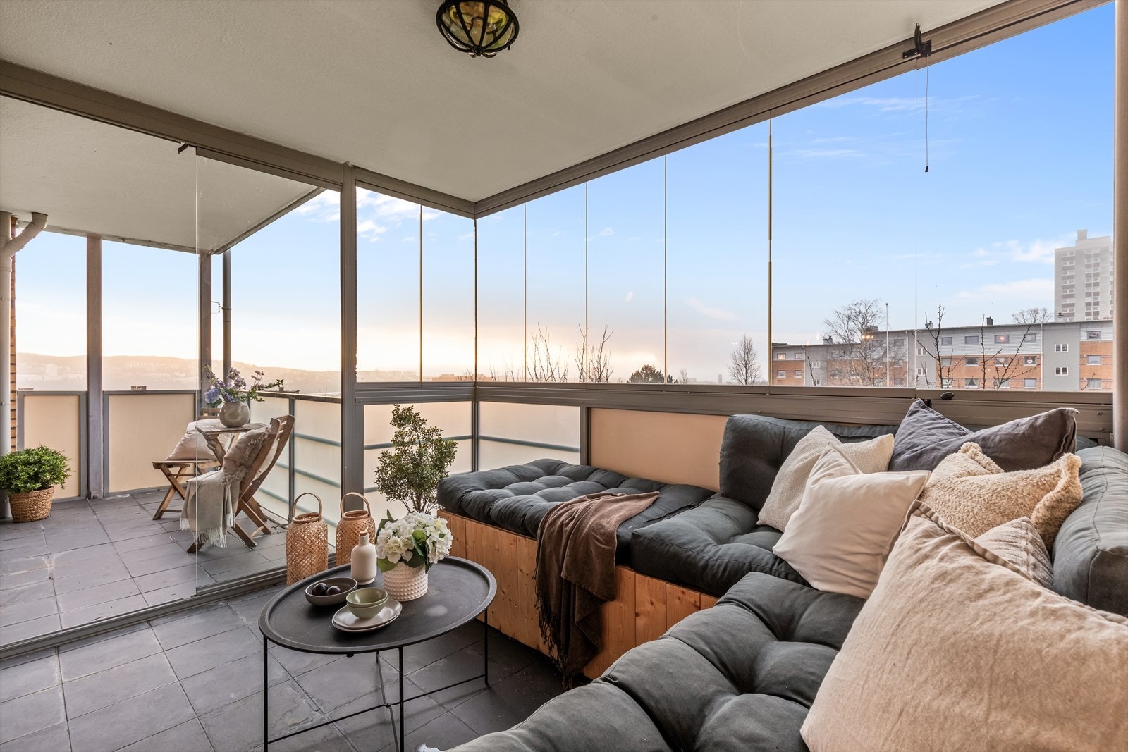 Boligen har både innglasset balkong og overbygd balkong, noe som gir gode muligheter for utemøblering og hyggelige stunder allerede fra mars og langt ut i september. Galleribilde